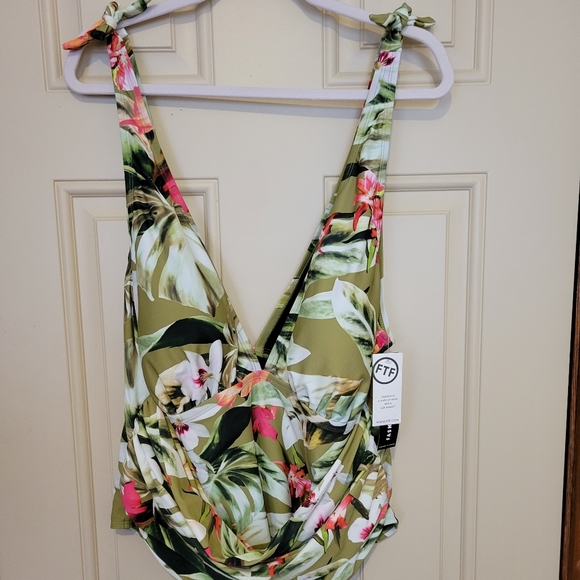 FTF Low-Cut One Piece Swimsuit (Tropical Print) - Picture 7 of 10